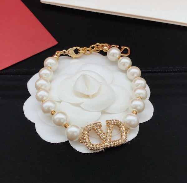 Premium VLogo Signature Pearl Bracelet