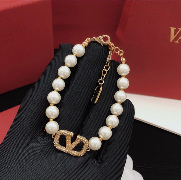 Premium VLogo Signature Pearl Bracelet