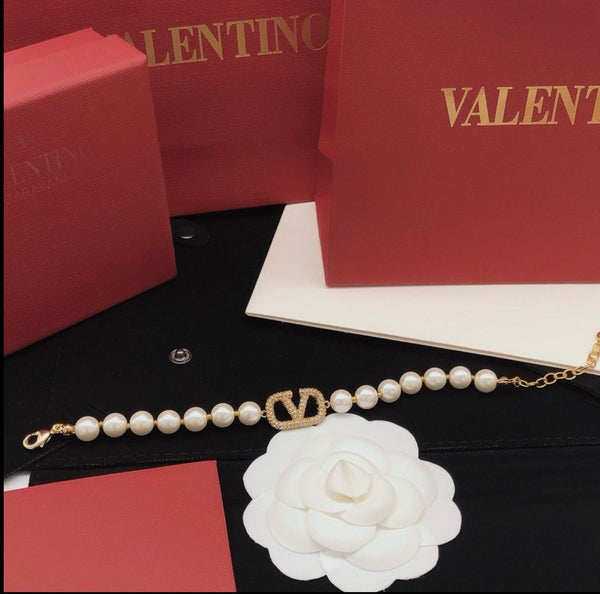 Premium VLogo Signature Pearl Bracelet