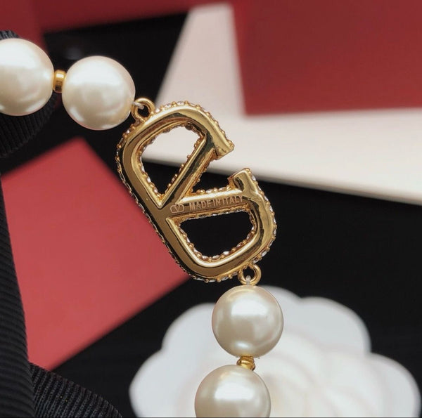 Premium VLogo Signature Pearl Bracelet