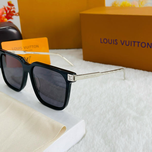 Sleek Design Engraved Logo Sunglasses